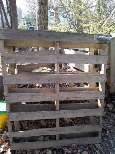 DIY Compost bin. How to compost with a bin or without.